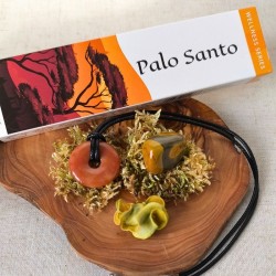 Un coffret vibrant qui unit l’aventurine orange, le jaspe mokaïte et un encens palo santo