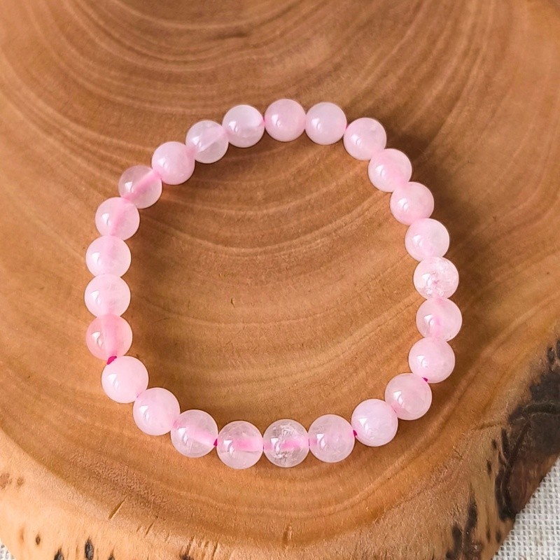 Le Quartz rose, tendre et apaisant, est la pierre de l’amour et de la bienveillance