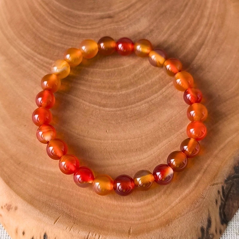 La Cornaline, aux tons orange chaleureux, est une pierre de vitalité et de confiance