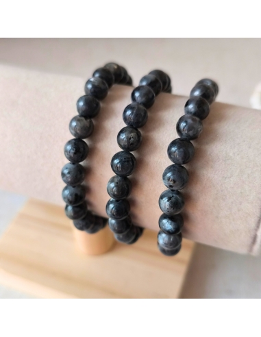 Un bracelet en Larvikite naturelle, pierre de protection subtile et d’intuition ancrée.