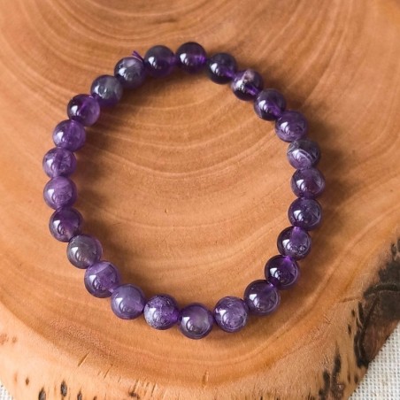 L’Améthyste, avec ses nuances violettes apaisantes, est une pierre de sérénité et de douceur