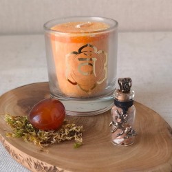 Un coffret inspirant pour ados : fiole pendentif de pierre de lune, pierre roulée en cornaline et bougie parfumée.