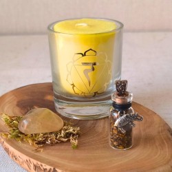 Un coffret lumineux pour ados : fiole pendentif d’œil de tigre, pierre roulée en citrine et bougie parfumée.