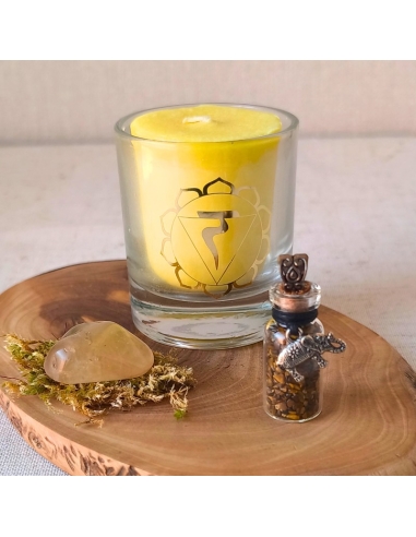 Un coffret lumineux pour ados : fiole pendentif d’œil de tigre, pierre roulée en citrine et bougie parfumée.