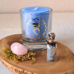 Un coffret réconfortant pour ados : fiole pendentif d’angélite, pierre roulée en quartz rose et bougie parfumée.