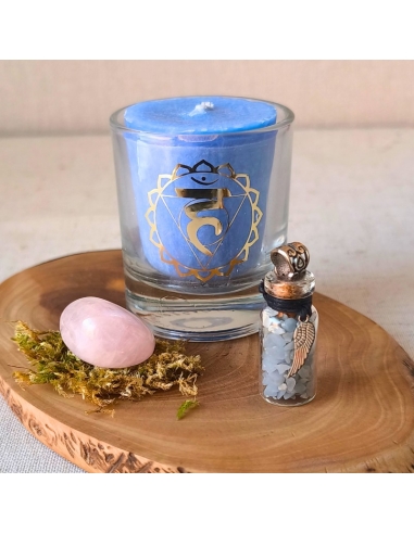 Un coffret réconfortant pour ados : fiole pendentif d’angélite, pierre roulée en quartz rose et bougie parfumée.