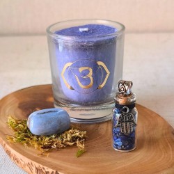 Un coffret inspirant pour ados : fiole pendentif de lapis-lazuli, pierre roulée en calcédoine bleue et bougie parfumée.