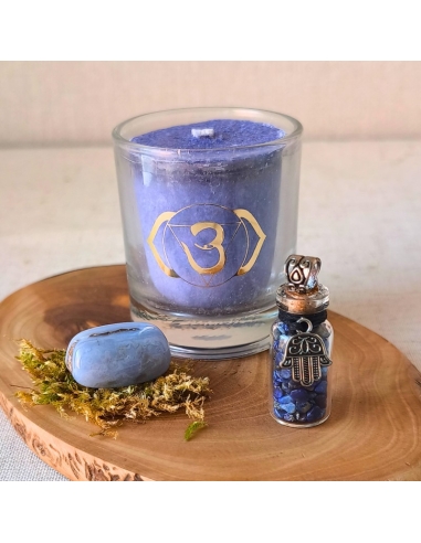 Un coffret inspirant pour ados : fiole pendentif de lapis-lazuli, pierre roulée en calcédoine bleue et bougie parfumée.