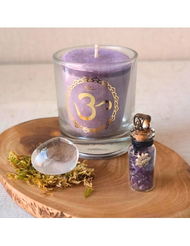 Un coffret apaisant pour ados : fiole pendentif d’améthyste, pierre roulée en cristal de roche et bougie parfumée.