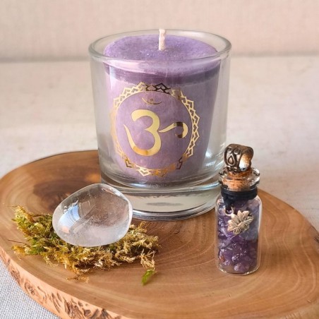 Un coffret apaisant pour ados : fiole pendentif d’améthyste, pierre roulée en cristal de roche et bougie parfumée.