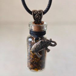 Un coffret lumineux pour ados : fiole pendentif d’œil de tigre, pierre roulée en citrine et bougie parfumée. 2