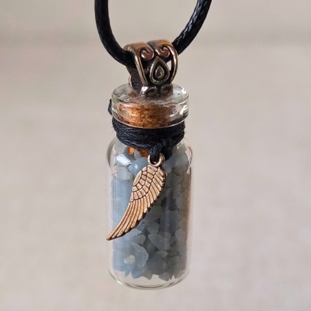 Fiole pendentif en verre sur cordon contenant des cristaux d'angélite