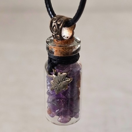 Fiole pendentif en verre sur cordon contenant des cristaux d'améthyste