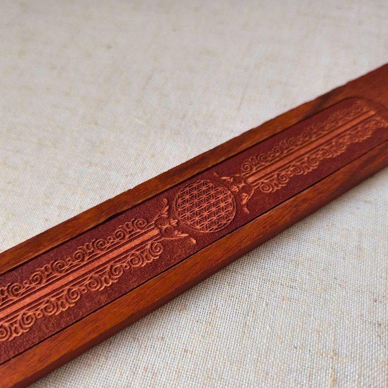 Artisanat indien : chaque pièce est travaillée à la main en bois d’acacia naturel.