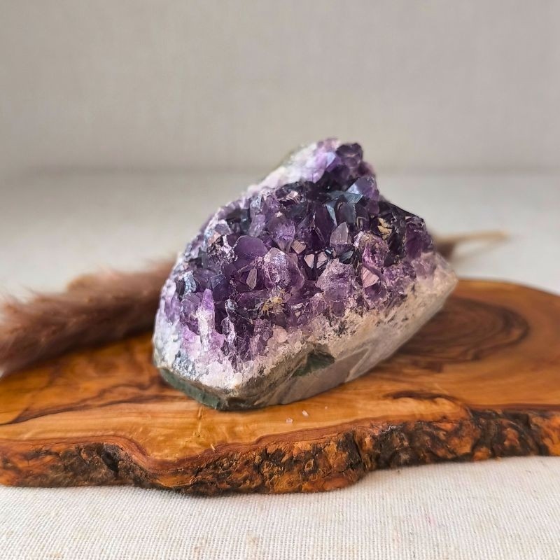 Géode d’améthyste foncée – méditation et décoration