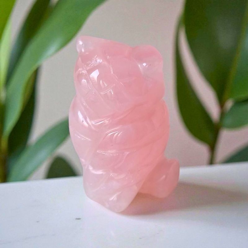 Sculpture artisanale en quartz rose (50 mm).