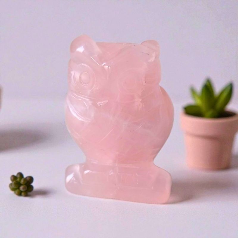 Chouette sculptée en Quartz rose – Brésil (qualité A, 50 mm)