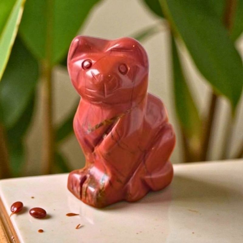 Chat sculpté en jaspe rouge – Afrique du Sud (qualité A, 50 mm)