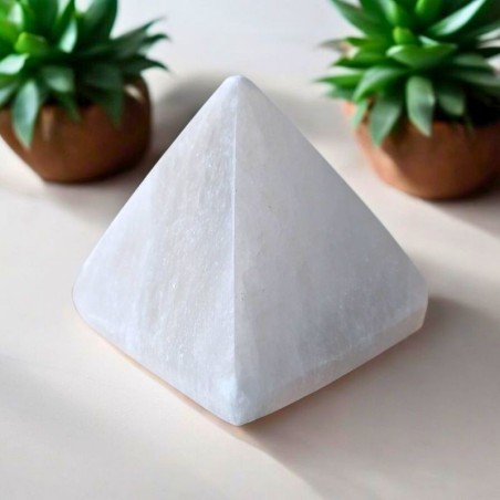 Pyramide en Sélénite – 8 cm (artisanat marocain, qualité A)