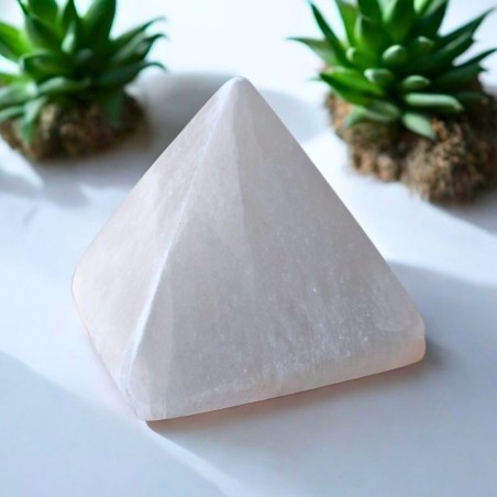 Une sculpture artisanale lumineuse, symbole de pureté et d’harmonie.