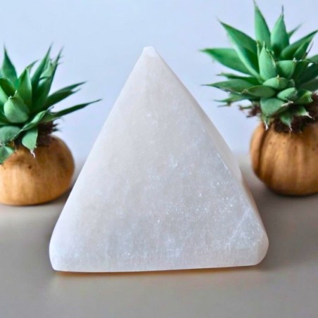Pyramide en sélénite de 8 cm