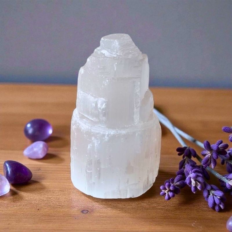 Tour de sélénite naturelle du Maroc, 5 cm, au blanc doux et lumineux