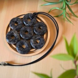 Pendentif donut en Larvikite – Protection et clarté