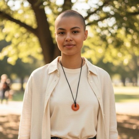 Un pendentif lumineux et rayonnant, symbole d’énergie positive et de chaleur intérieure.