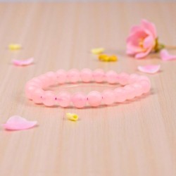 Pierre de douceur et d’amour, le Quartz rose réconforte le cœur et apaise les émotions.