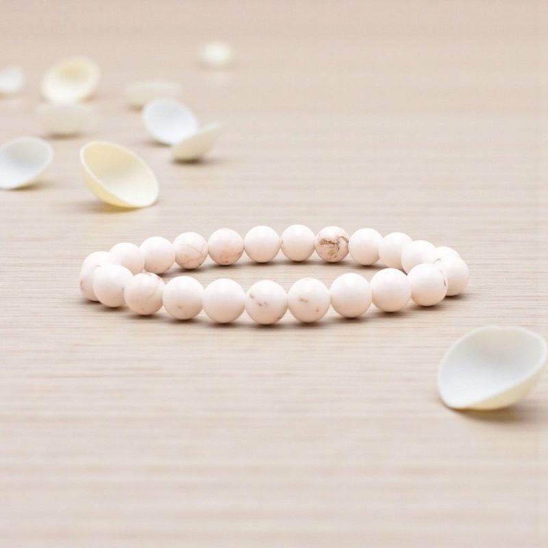 Bracelet en Magnésite naturelle révélant l'élégance sobre de cette pierre naturelle