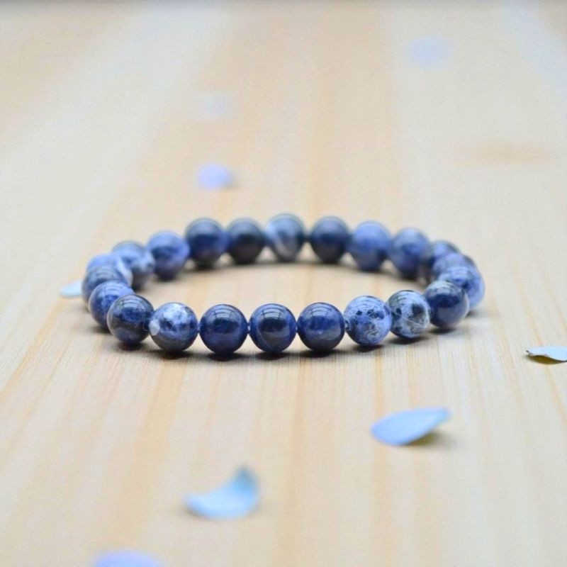 Bracelet en Sodalite naturelle de 8 mm, mettant en valeur les contrastes naturels de cette pierre
