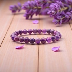 Pierre de sérénité et d’intuition, l’Améthyste apaise le mental et éclaire les pensées.