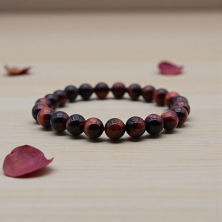 Bracelet en Œil de taureau mettant en valeur ses nuances rouges profondes et son éclat soyeux