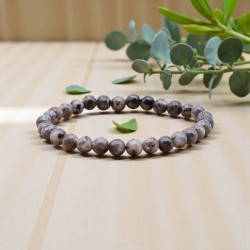 Pierre de protection et de clarté, la Larvikite aide à purifier l’esprit et à se recentrer.