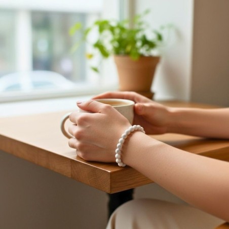 Bracelet en Magnésite naturelle de 8 mm porté au poignet, mettant en valeur sa couleur blanche et ses fines veinures grises