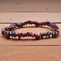 Pierre de force et de courage, le Grenat rouge ravive l’énergie vitale et la confiance.