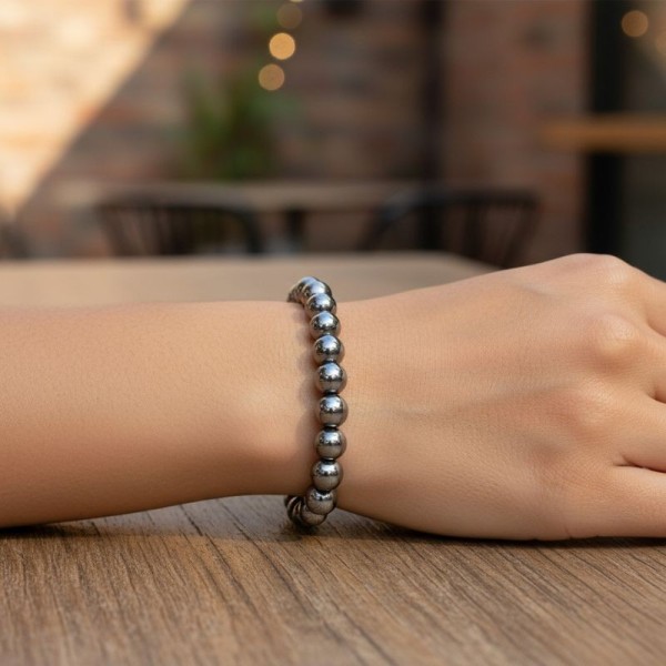 Bracelet en Hématite naturelle de 8 mm porté au poignet, mettant en valeur son éclat gris métallisé