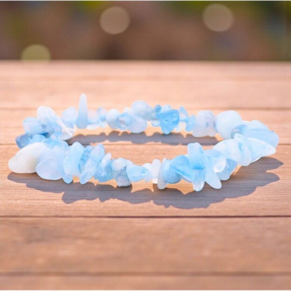 Pierre d’apaisement et de clarté, l’aigue-marine favorise une parole douce et sincère.