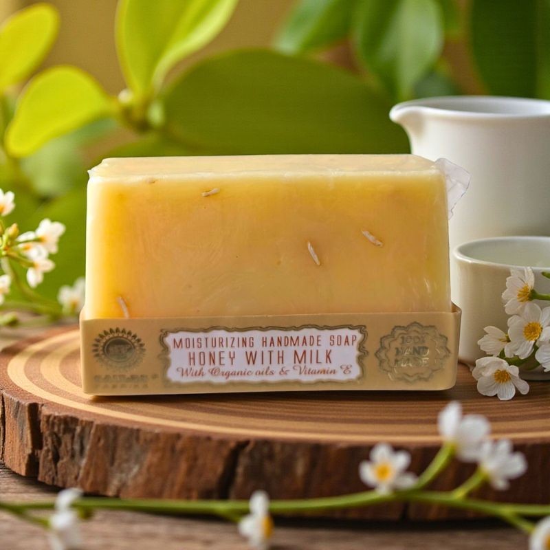 Savon artisanal Miel & Lait, naturel, crémeux et enveloppant.