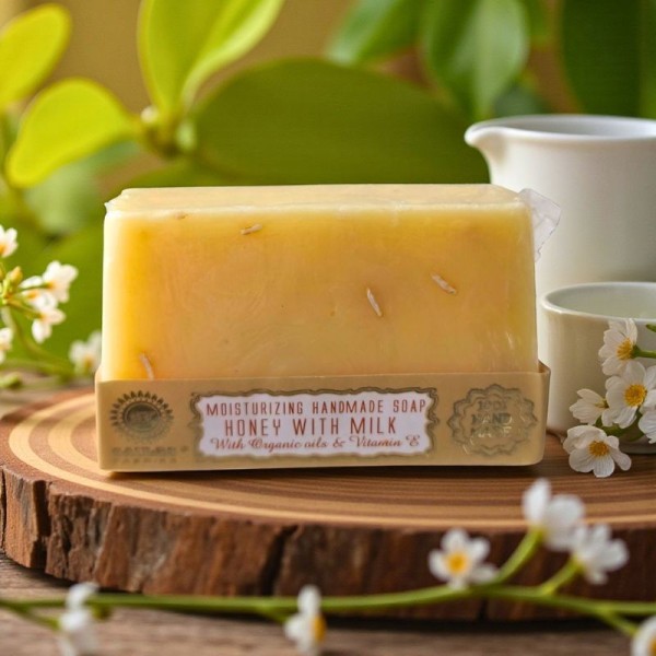 Savon artisanal Miel & Lait, naturel, crémeux et enveloppant.