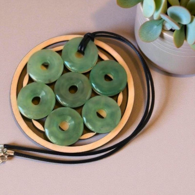 Pendentif donut en Aventurine verte, pierre d’équilibre et d’ouverture du cœur