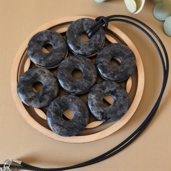 Pendentif donut en Larvikite, pierre de lucidité et d’ancrage