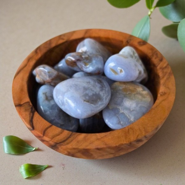 Calcédoine bleue roulée, pierre de douceur émotionnelle