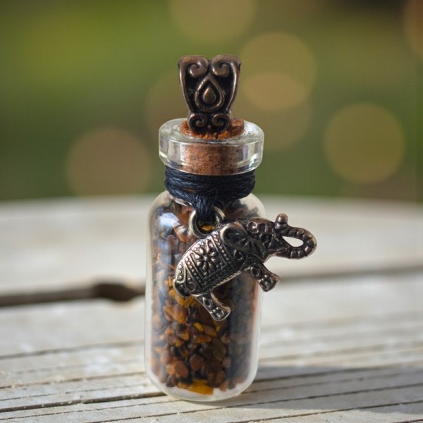 Fiole pendentif remplie d’éclats d’Œil de Tigre