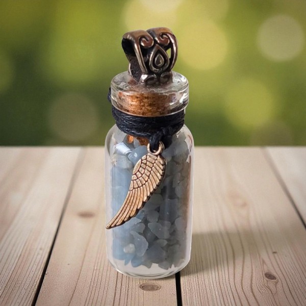 Fiole pendentif en verre sur cordon remplie d’éclats d’angélite
