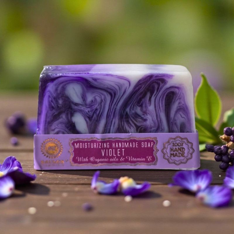 Savon artisanal Violette, un parfum floral, léger et apaisant.