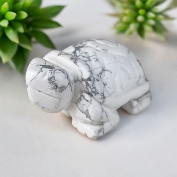 Tortue en Howlite blanche, pierre de calme intérieur et de lucidité douce.