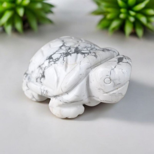 Tortue en Howlite blanche, pierre de calme intérieur et de lucidité douce.