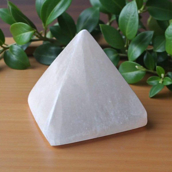 Pyramide en sélénite de 8 cm, artisanat du maroc
