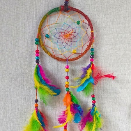 Attrape-rêve en chanvre et plumes tissé artisanalement au Népal